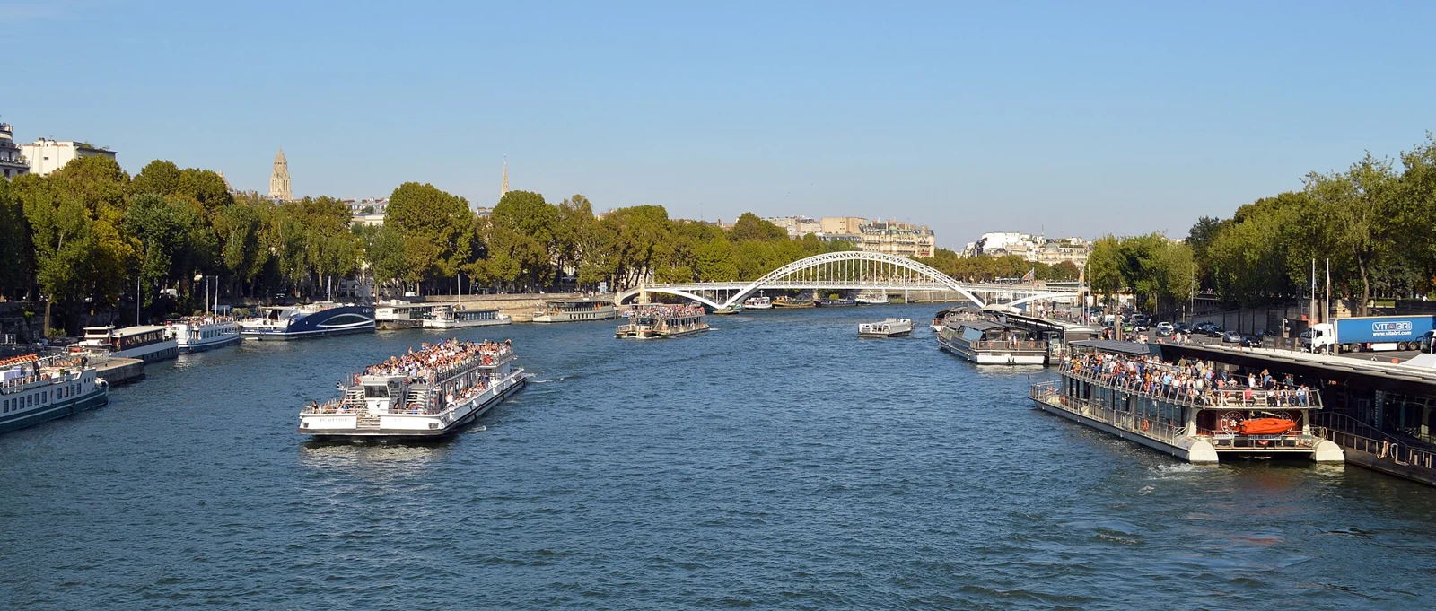 File:View up the Seine from Pont d'Iéna, Paris, 2016.jpg